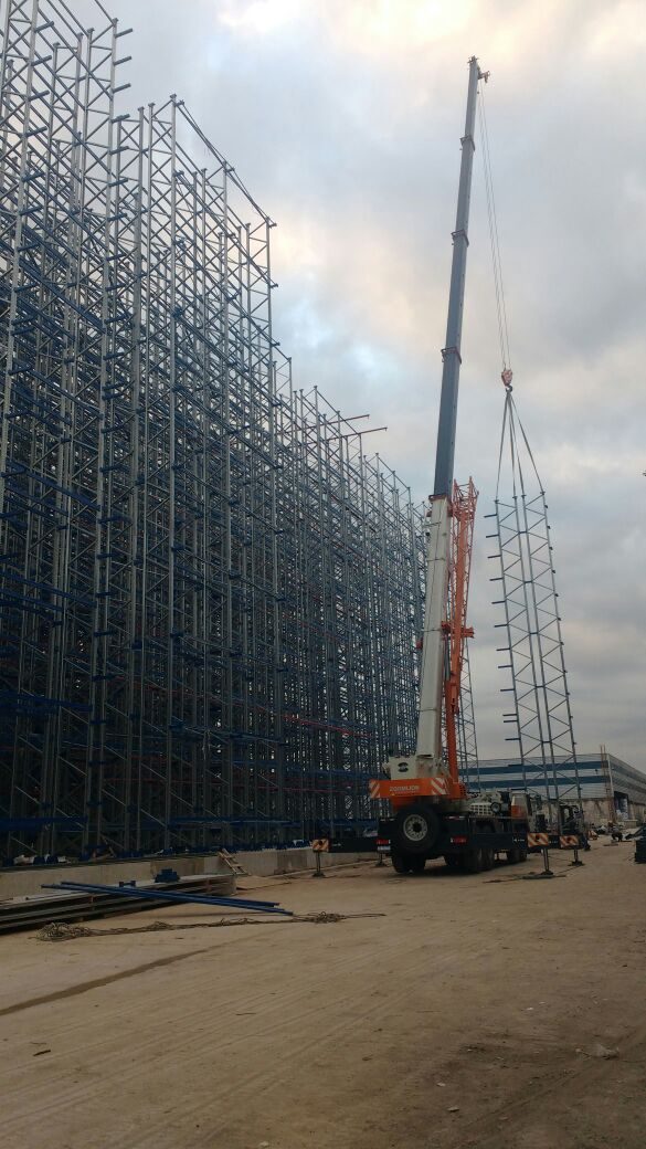 Montaje de un almacén autoportante de gran altura por Aiyra Electromecánica: grúa izando la estructura autoportante de un centro de distribución