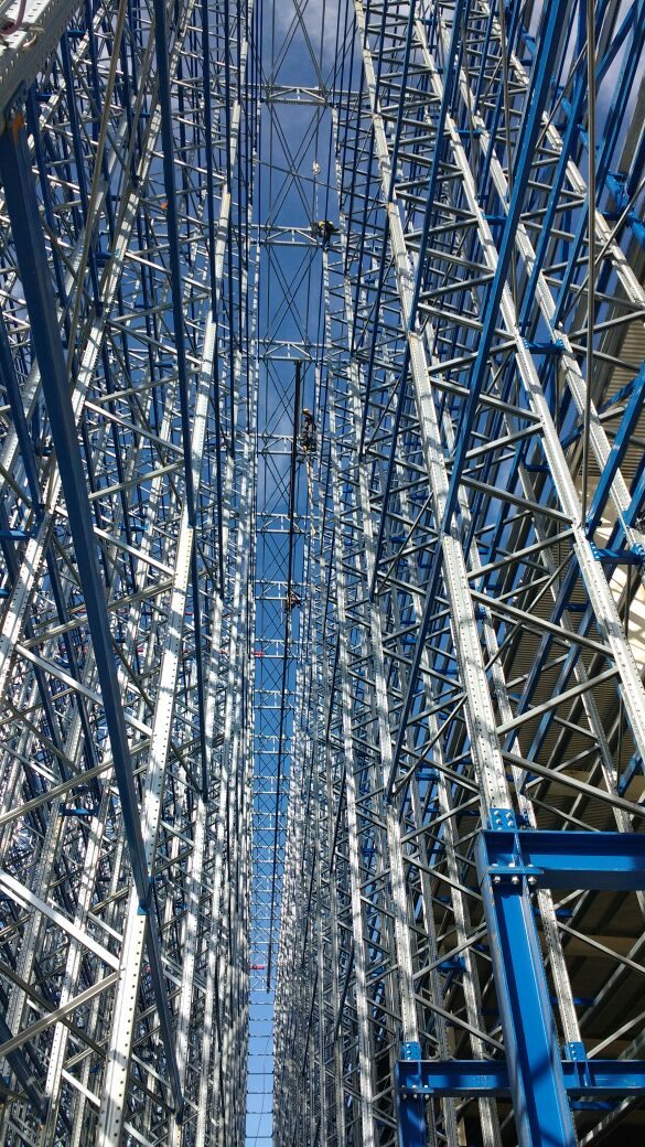Pasillo interior de un almacén de racks de gran altura y alta densidad montado por Aiyra Electromecánica, del tipo servido por sistemas pallet shuttle