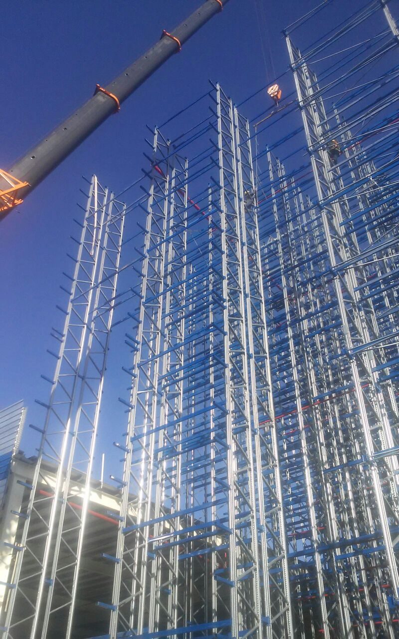 Montaje de estructura autoportante con grúa izando módulos, obra de Aiyra Electromecánica