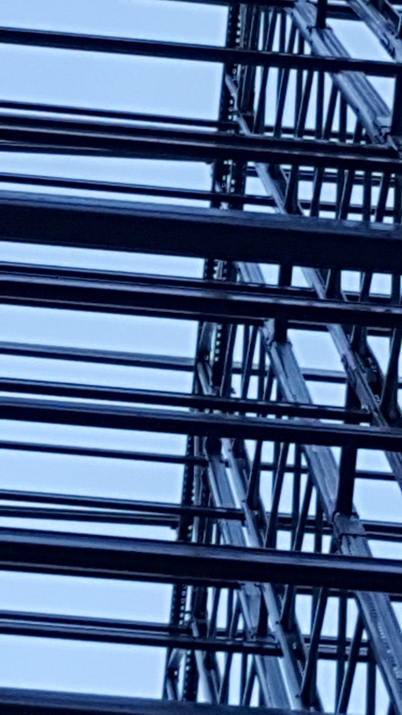 Estructura autoportante de gran altura, vista exterior — obra de Aiyra Electromecánica