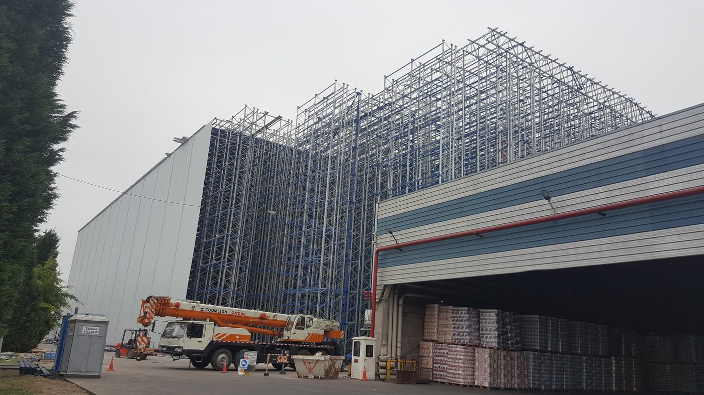 Centro de distribución autoportante junto a la nave, montaje de Aiyra Electromecánica
