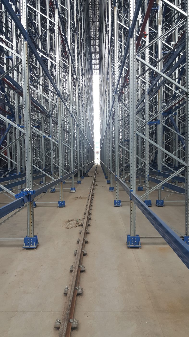 Perspectiva de un pasillo de racks de gran altura montado por Aiyra Electromecánica
