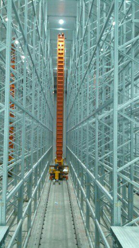 Transelevador operando en el pasillo de un almacén automático de pallets