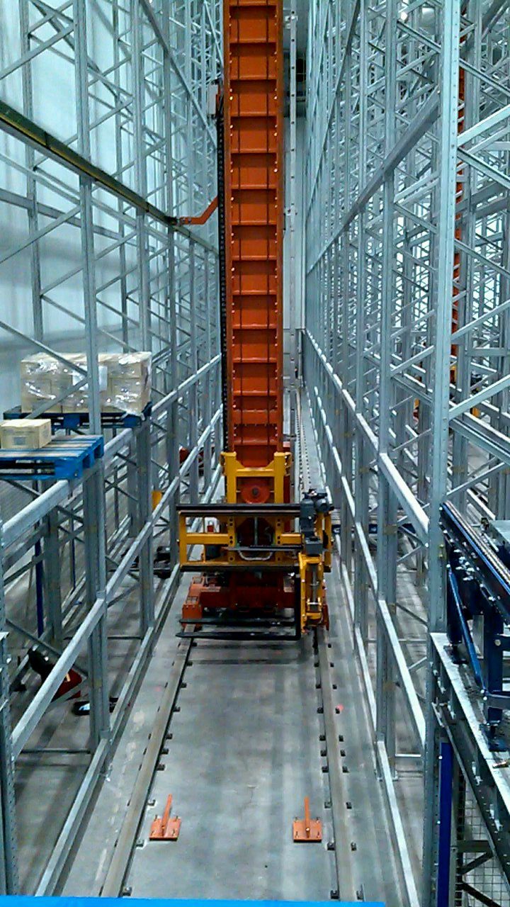 Transelevador y racks de un almacén automático montado por Aiyra Electromecánica
