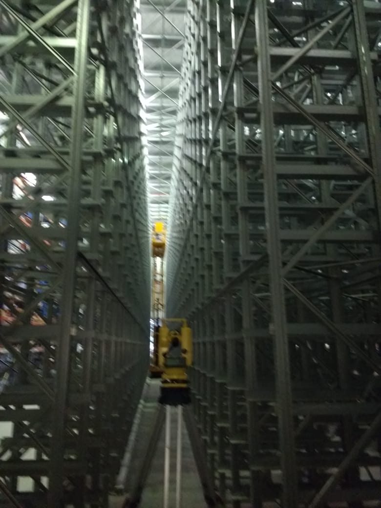 Pasillo interior de racks de gran altura durante el montaje