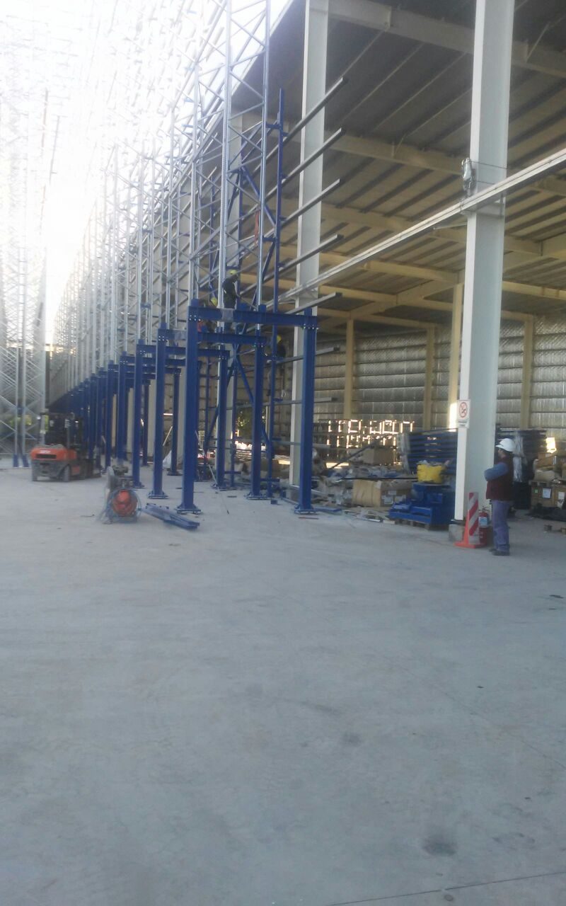 Racks montados dentro de una nave industrial por Aiyra Electromecánica