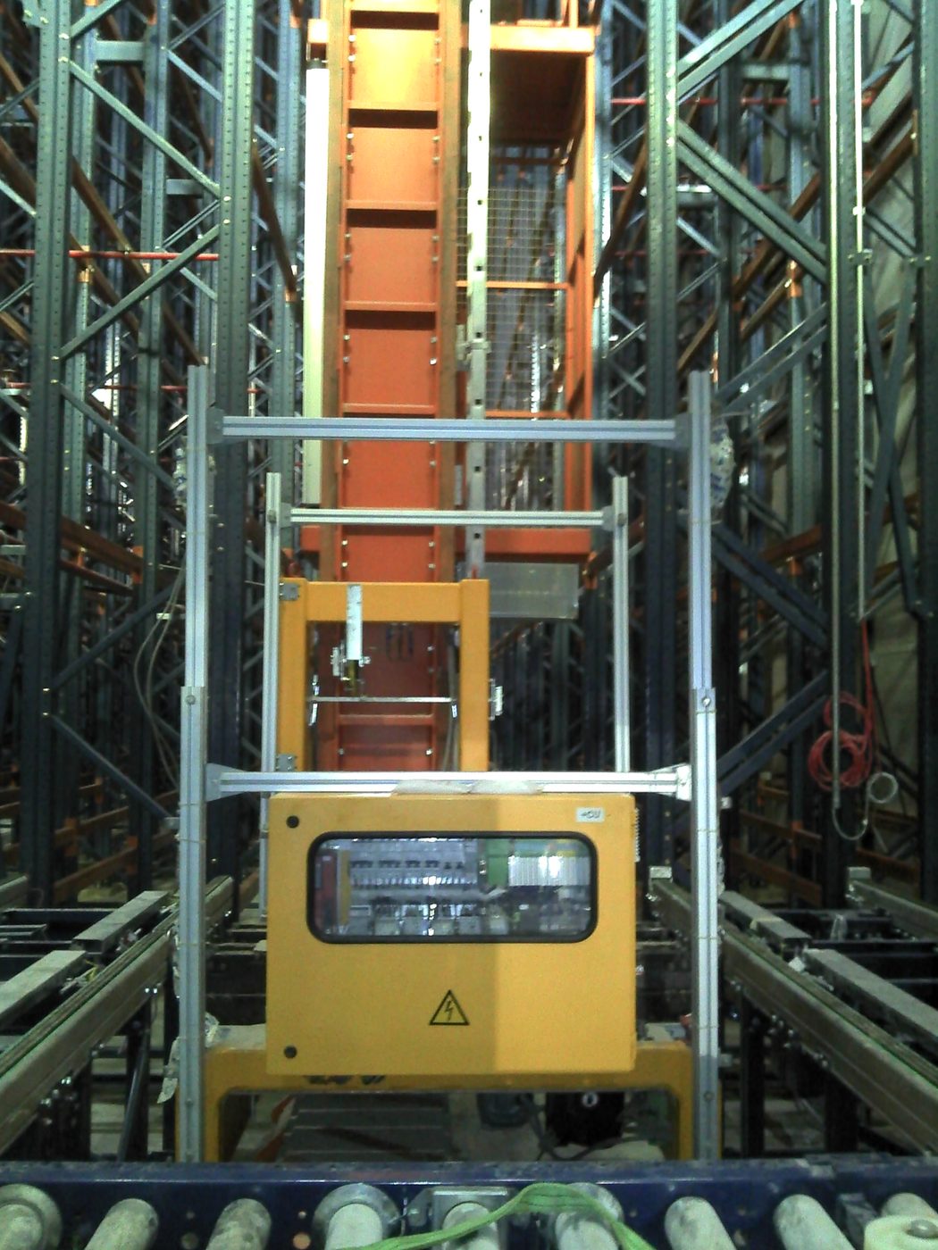 Máquina recogepedidos operando en racks de gran altura